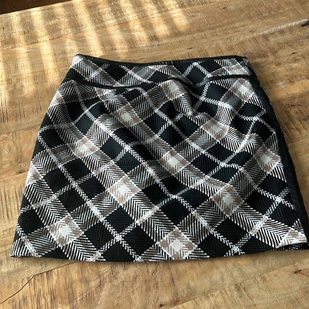 White House Black Market Black and White Plaid Skirt - Picture 5 of 8